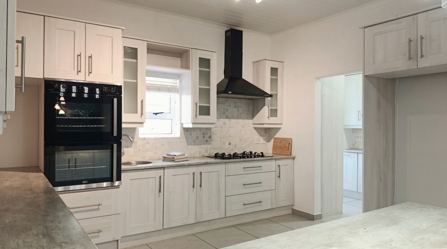 To Let 4 Bedroom Property for Rent in Oceanview Heights Western Cape